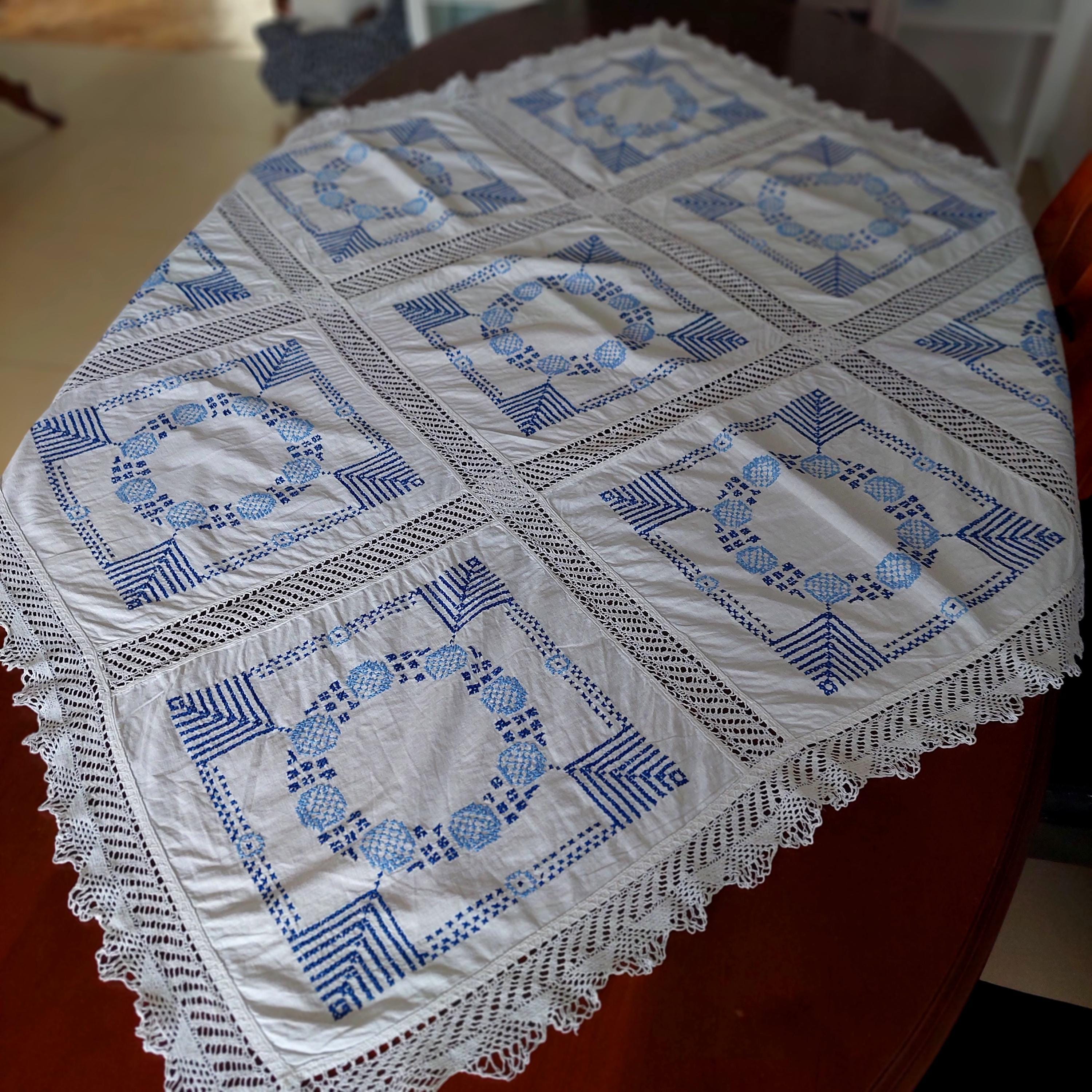 刺繍とレースが施されたヴィンテージテーブルクロス：ハンドメイド刺繍