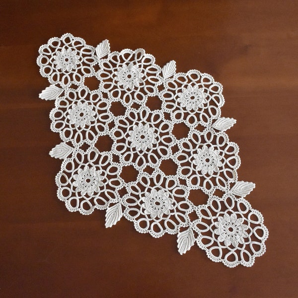 Vintage Crochet Doily - Oblong Crochet Lace Doily - Ecru Doily avec éléments - Décoration de table - Décoration d’intérieur rétro