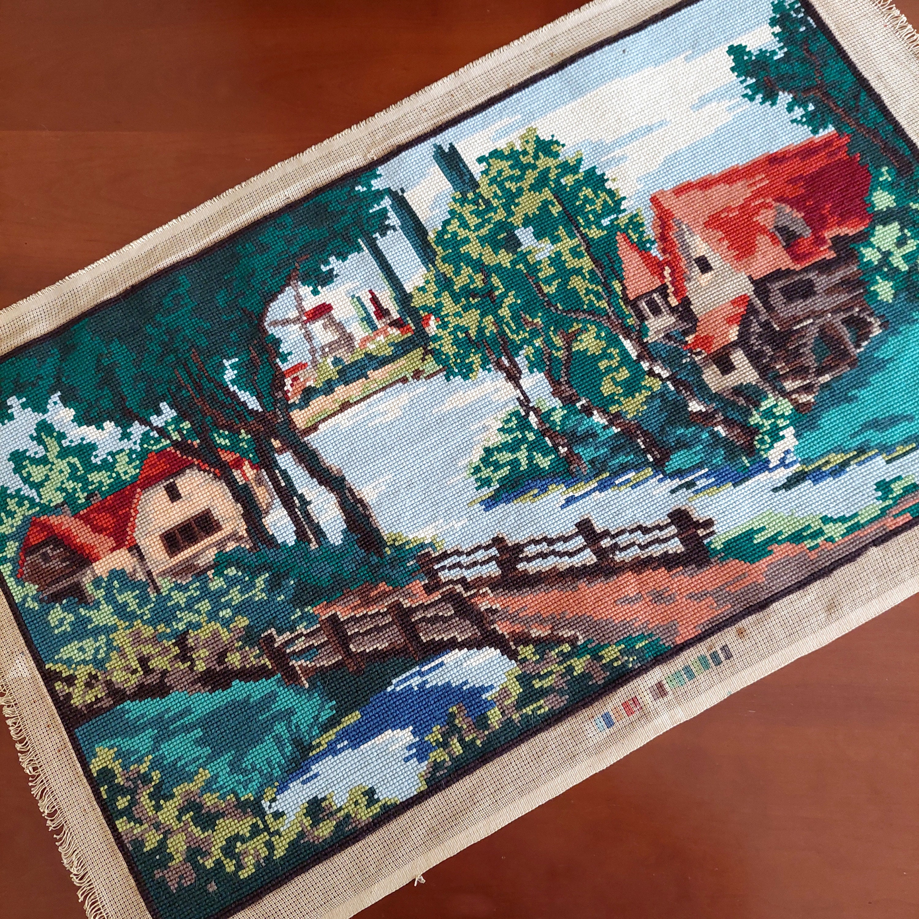 ヴィンテージ手刺繍タペストリー：レトロな風景の壁飾り - Etsy 日本