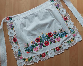 刺繍とレースが施されたヴィンテージテーブルクロス：ハンドメイド刺繍