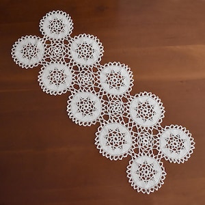 Vintage Hand gehäkelte Baumwolle Tischläufer: Beige Blumenspitze Deckchen
