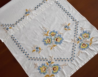 Vintage Linen Towel: Floral Cross-Stitch Embroidery, Kitchen Decor