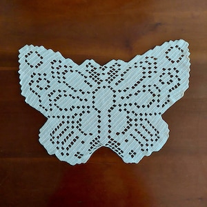 Tapete de mariposa de ganchillo vintage: decoración calada de algodón color melocotón