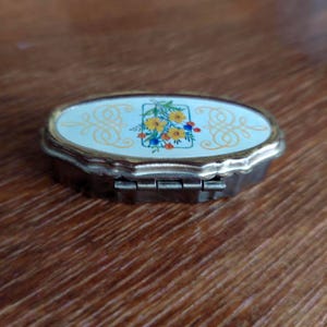 Pastillero vintage de esmalte floral – Caja de rapé de latón con baratijas