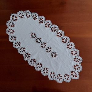Vintage Leinen Tischläufer: Ecru Spitzendeckchen, Retro Home Decor