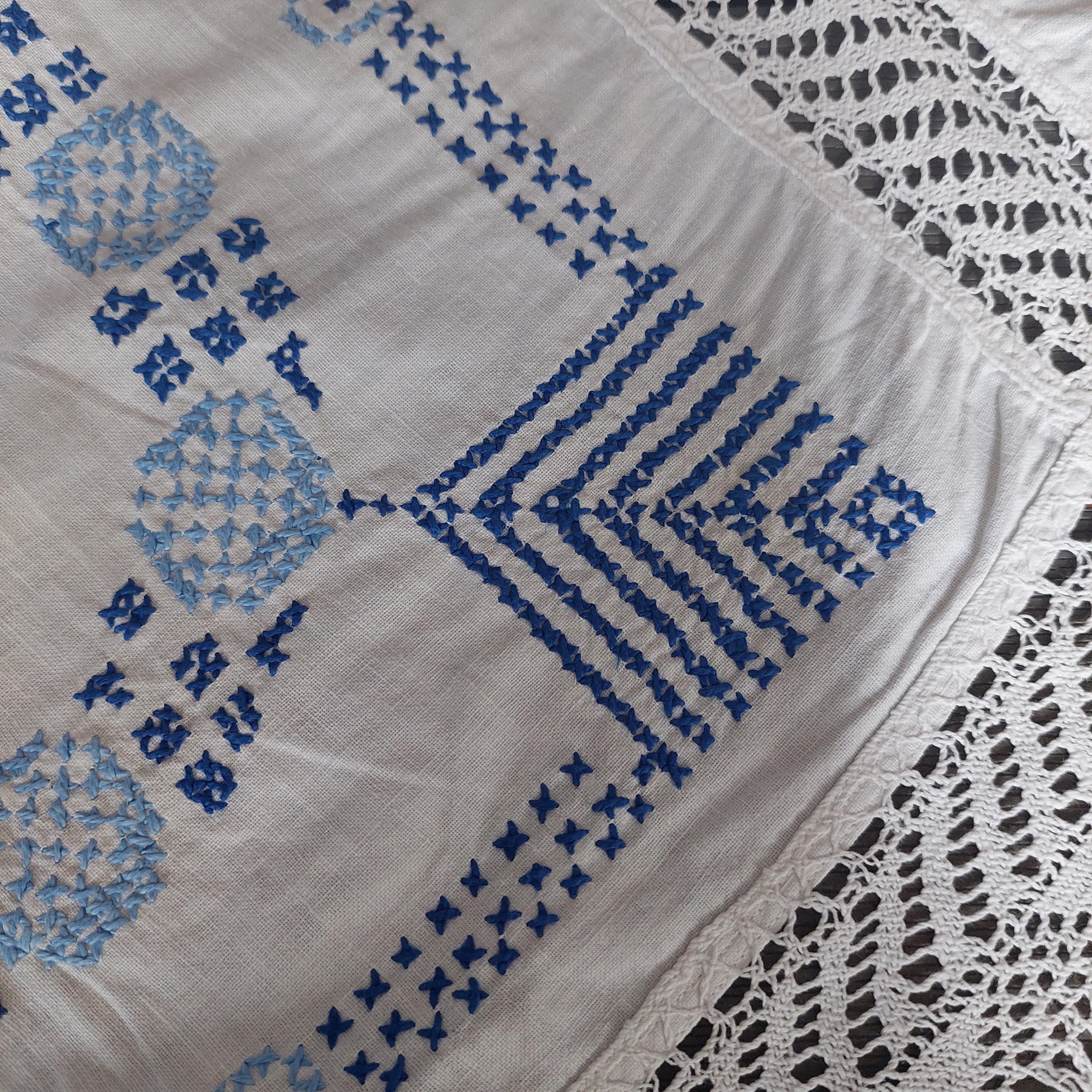 刺繍とレースが施されたヴィンテージテーブルクロス：ハンドメイド刺繍