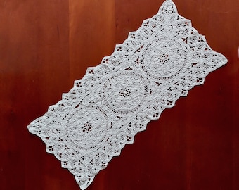 Chemin De Table Rectangulaire Blanc, Brodé Main Et Dentelle Aux Fuseaux, De La Marque Les Collections De Crinolines Et Pomponettes, 38x80 Cm