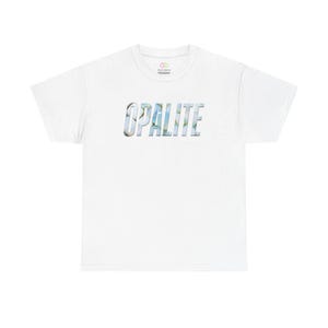 Pode incluir: Camiseta branca com a palavra "OPALITE" em uma fonte colorida e estampada no peito. A camiseta tem gola redonda e mangas curtas. Um pequeno logotipo é visível no canto superior direito da camiseta.