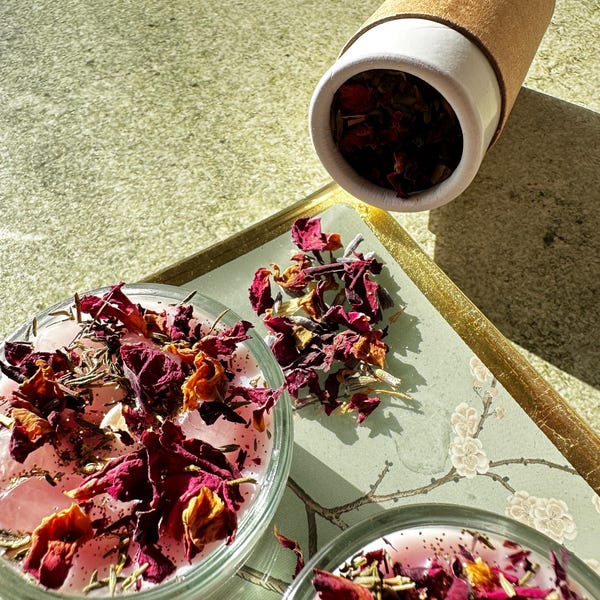 Wellnessset voor zelfliefde met gezichtsstoombad, rozenkwartskaars, rozenkwarts kruidenmix, yoni-stoombad, gezichtsstoombad en natuurlijke cosmetica.