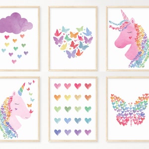 Könnte beinhalten: Satz von sechs druckbaren Wandbildern mit einem Regenbogen-Farbschema. Die Drucke zeigen eine Wolke mit Regentropfen, ein Herz aus Schmetterlingen, ein Einhorn, ein Gitter aus Herzen, ein Einhorn mit einer Regenbogenmähne und einen Schmetterling.