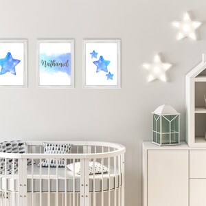 Kinderkamer kunst aan de muur | Set van 3 | Blauwe aquarelstijl personaliseer naam met sterren | Gepersonaliseerde afdrukken | Blauw kinderkamerdecor | Aangepaste kunst aan de muur