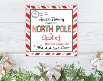 Peut inclure: Une étiquette cadeau à rayures rouges et vertes avec le texte "Livraison spéciale du pôle Nord pour Elizabeth" et "Livré avec amour par : Père Noël".