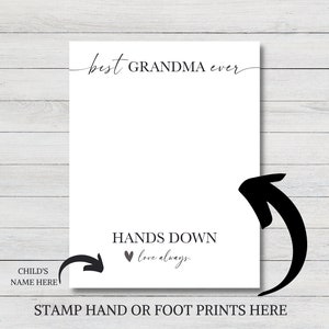 Op de afbeelding: Een witte, printbare kaart met de tekst "best GRANDMA ever" bovenaan en "HANDS DOWN love always." onderaan. De kaart heeft ruimte voor de naam van een kind en ruimte voor hand- of voetafdrukken.