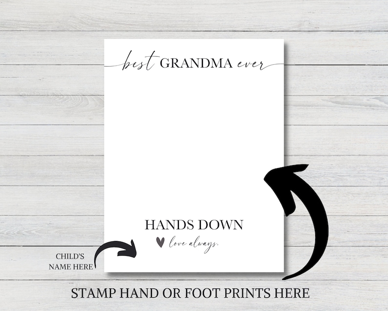 Op de afbeelding: Een witte, printbare kaart met de tekst "best GRANDMA ever" bovenaan en "HANDS DOWN love always." onderaan. De kaart heeft ruimte voor de naam van een kind en ruimte voor hand- of voetafdrukken.
