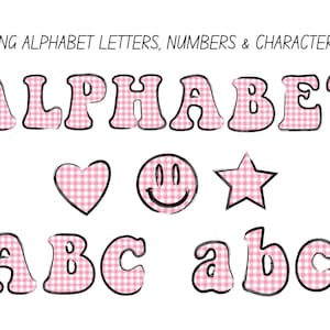Könnte beinhalten: Rosa und weiße Gingham-Alphabetbuchstaben, Zahlen und Zeichen. Die Buchstaben sind in einer fetten, abgerundeten Schriftart. Es gibt ein rosa und weißes Gingham-Herz, ein Smiley und einen Stern.