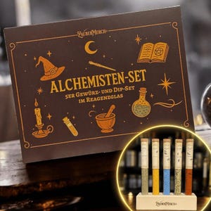 Pode incluir: Um conjunto de caixa castanha com a inscrição "ALCHEMISTEN-SET" e ilustrações alquímicas. Contém um suporte de madeira com seis tubos de vidro cheios de especiarias. O texto "ZAUBER MERCH" é visível.