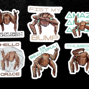 Peut inclure: Six autocollants découpés représentant une créature brune à plusieurs pattes avec des accents sarcelle. Le texte inclut : WORDS OF CREAT ENCOURAGEMENT!, FIST MY BUMP, AMAZE, HELLO CRACE, IS BEAUTIFUL!, et THUMBS UP, BABY!. La créature est montrée.
