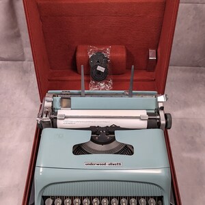 Vintage Olivetti Underwood Studio 44 Blue Portable
