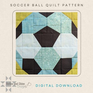 Könnte beinhalten: Ein digitaler Download-Muster für eine Fußball-Steppdecke. Die Steppdecke besteht aus schwarzen, weißen, gelben und blauen Stoffquadraten. Das Muster heißt "Soccer Ball Quilt Pattern" und stammt von "Refine and Shine Designs".
