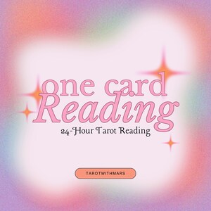 Könnte beinhalten: Digitalgrafik mit einem weichen, verschwommenen Hintergrund in Rosa-, Lila- und Orangetönen. Der Text "one card Reading" ist rosa, darunter steht "24-Hour Tarot Reading". Unten befindet sich eine kleine, rechteckige Schaltfläche mit der Aufschrift "TAROTWITHMARS".