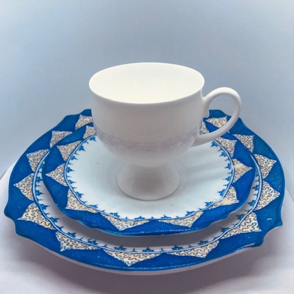 Service à thé « Bud » vintage Lomonosov Porcelain Bone China Coffee Cup et Original Royal Stafford Art Déco Soucoupe & Tea Plate c.1930