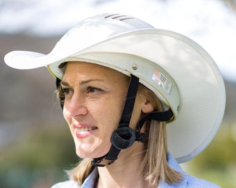 Aba larga para capacete de equitação | Proteção solar para equitação | Viseira protetora solar para capacete | Fabricada na Austrália | Compatível com todos os capacetes de equitação | Toda branca