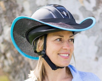 Pode incluir: Um capacete de equitação preto com uma viseira de sol azul. A viseira é feita de tecido de malha e tem uma borda larga.