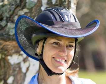 Pode incluir: Um capacete de equitação preto com uma viseira de sol azul e preta. A viseira é um chapéu de aba larga que se prende ao capacete.