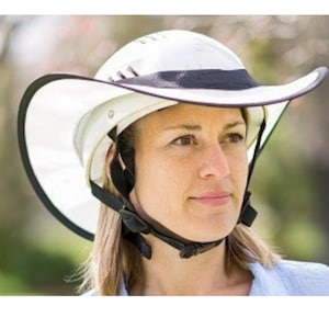 Visiera per casco da equitazione / Protezione solare per equitazione / Visiera parasole per casco / Prodotto in Australia / Adatto a tutti i caschi da equitazione / Whit Bla Elas Bind