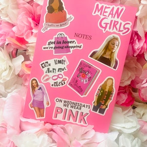 MEAN GIRLS Pellicola cinematografica Adesivi in vinile per notebook Laptop/Amante della cancelleria Compleanno Natale Rosa Regalo divertente/Consegna veloce nel Regno Unito
