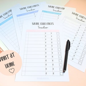Puede incluir: Cuatro plantillas imprimibles de seguimiento de desafíos de ahorro con un esquema de color rosa, azul y blanco. Los trackers tienen una columna para la fecha del desafío y una columna para la cantidad ahorrada. Los trackers están etiquetados como "Saving Challenges Tracker". La imagen también incluye una pluma negra y una calculadora rosa y blanca.