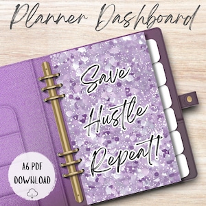 Può includere: Un dashboard per planner viola con le parole "Save Hustle Repeat!" in un carattere scritto a mano. Il dashboard ha un design viola e bianco glitterato. Il planner è aperto, rivelando un anello di rilegatura dorato e una sezione per schede. Il testo "A6 PDF DOWNLOAD" è visibile.