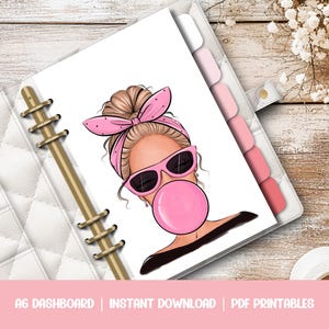 Può includere: Un dashboard di pianificatore stampabile con un'illustrazione rosa e bianca di una donna con una fascia rosa e occhiali da sole che soffia una bolla. Il testo "A6 Dashboard | Instant Download | PDF Printables" è in fondo alla pagina.