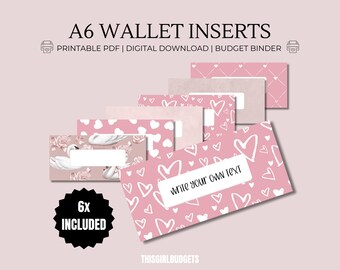 Puede incluir: Un juego de seis insertos A6 para billetera o carpeta de presupuesto, con varios patrones rosas que incluyen corazones blancos y cisnes. Los insertos tienen etiquetas rectangulares blancas, una con el texto WRITE YOUR OWN TEXT.