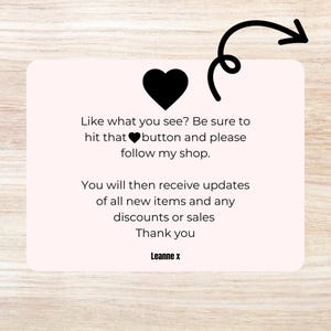 Op de afbeelding: Een rechthoekige lichtroze kaart met een zwart hartpictogram bovenaan en een zwarte pijl die ernaar wijst. De tekst luidt: Like what you see? Be sure to hit that heart button and please follow my shop. You will then receive updates of all new items and any discounts or sales. Thank you. Leanne x.