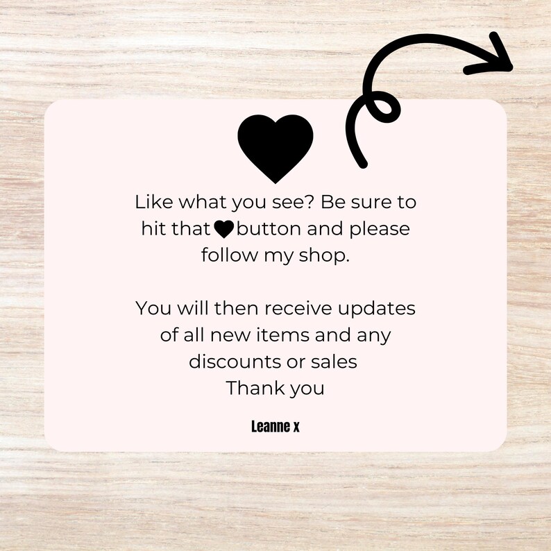 Op de afbeelding: Een rechthoekige lichtroze kaart met een zwart hartpictogram bovenaan en een zwarte pijl die ernaar wijst. De tekst luidt: Like what you see? Be sure to hit that heart button and please follow my shop. You will then receive updates of all new items and any discounts or sales. Thank you. Leanne x.