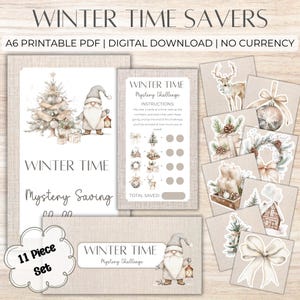 Może przedstawiać: Zestaw do pobrania cyfrowego zatytułowany "Winter Time Savers" z ilustracją gnoma, choinki i pudełek z prezentami. Zestaw zawiera karty z zimowymi obrazami i tekstem "Mystery Challenge". Zestaw oznaczony jest jako 11-częściowy.