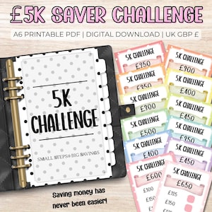 Puede incluir: Una carpeta negra con lomo dorado contiene un desafío de ahorro imprimible de 5K. El desafío incluye tarjetas con cantidades como £250, £300 y £400. El texto en la carpeta dice "5K CHALLENGE" y "SMALL STEPS BIG SAVINGS."