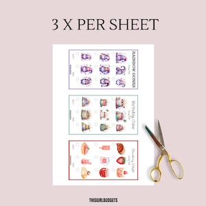 K&ouml;nnte beinhalten: Drei bedruckbare Bl&auml;tter mit Aufklebern, die farbenfrohe Illustrationen von Gnomen, Geburtstagstorten und Erdbeergen&uuml;ssen zeigen. Jedes Blatt hat drei Aufkleber pro Seite. Der Text "3 X PRO BLATT" befindet sich oben im Bild. Der Text "REGENBOGEN-GNOME", "Geburtstagstorte" und "Erdbeergenuss" steht auf jedem Blatt.