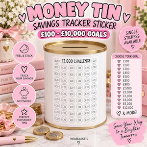Puede incluir: Una hucha cil&iacute;ndrica blanca con borde dorado y ranura para monedas. La pegatina muestra &pound;1,000 CHALLENGE con c&iacute;rculos marcados con &pound;20. El texto incluye MONEY TIN SAVINGS TRACKER STICKER, &pound;100 - &pound;10,000 GOALS y varios iconos explicativos.