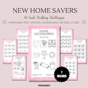 Op de afbeelding: Downloadbare A6-formaat PDF-print van 7 roze en witte trackers voor spaaruitdagingen voor thuis. Elke tracker heeft een categorietitel zoals "Woonkamer", "Slaapkamers", "Badkamer", "Keuken", "Dure items", "Huisaccessoires" en "Vloeren". Elke tracker bevat een lijst met items om voor te sparen, met een ruimte om elk item af te vinken zodra het is gespaard. De tekst "New Home Savers" en "A6 Cash Stuffing Challenges" staat bovenaan de pagina. De tekst "7 Included" staat in een cirkel onderaan de pagina.