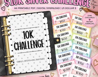 Op de afbeelding: Een 10K Saver Challenge digitale downloadset met een zwarte map met gouden ringen, een wit inlegvel met stippen en de tekst 10K CHALLENGE, en diverse kleurrijke papieren trackers met scroll-afbeeldingen en dollarbedragen voor spaardoelen.