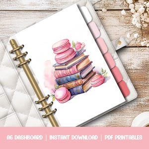 Può includere: Un'illustrazione ad acquerello rosa e bianca di una pila di libri con macarons rosa in cima. I libri sono impilati su una superficie bianca con uno sfondo ad acquerello rosa. L'immagine è per un planner o un diario stampabile.