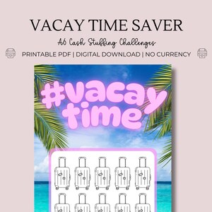 Puede incluir: Descarga PDF imprimible de un desafío de llenado de efectivo con temática de vacaciones. El imprimible presenta un hashtag rosa y blanco que dice #vacaytime y una escena de playa azul y blanca. El imprimible incluye 12 contornos de maletas para el llenado de efectivo.