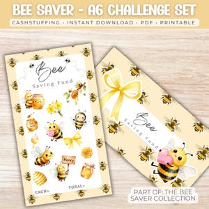 Puede incluir: Juego de desafíos A6 con temática de abejas. El juego incluye dos tarjetas con ilustraciones de abejas, tarros de miel y flores. El texto "Bee Saving Fund" se muestra en ambas tarjetas. Las tarjetas están decoradas con abejas amarillas y negras.