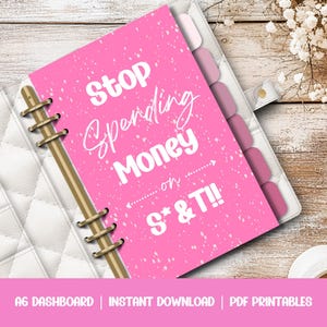 Könnte beinhalten: Ein rosa A6-Planer mit einer goldenen Spiralbindung. Der Einband hat einen weißen Hintergrund mit rosa Konfetti und den Text "Stop Spending Money on S*&T!!" in weiß.