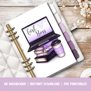 Peut inclure: Un tableau de bord A6 imprimable avec un design violet et blanc représentant un ordinateur portable avec le texte "Girl Boss" et un cœur, une pile de livres et une tasse de café.