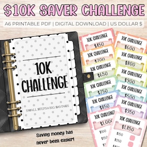 以下が含まれることがあります： ゴールドのリングが付いた黒いバインダーと、「10K CHALLENGE」と書かれた白い水玉模様のページ。 450ドル、600ドル、700ドルなどの金額が記載されたカラフルなカードが表示されています。 「お金を節約するのはこれまでになく簡単です！」というテキストも表示されています。
