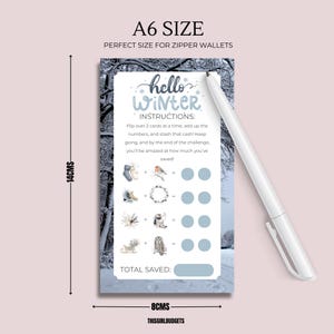 Op de afbeelding: Een rechthoekige A6-formaat winterspaaruitdagingskaart van 14 cm bij 8 cm. De kaart heeft een besneeuwde bosachtergrond, de tekst hello WINTER INSTRUCTIONS en illustraties van winteritems met lege cirkels voor het bijhouden.