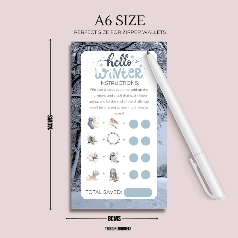 Op de afbeelding: Een rechthoekige A6-formaat winterspaaruitdagingskaart van 14 cm bij 8 cm. De kaart heeft een besneeuwde bosachtergrond, de tekst hello WINTER INSTRUCTIONS en illustraties van winteritems met lege cirkels voor het bijhouden.